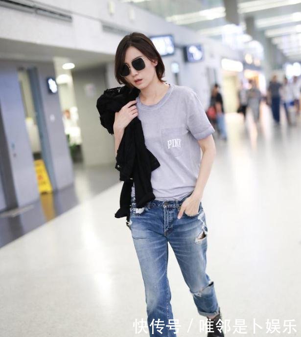 宋佳为了显腿长，穿了肉色长裤和鞋，像是“光着两只大脚”