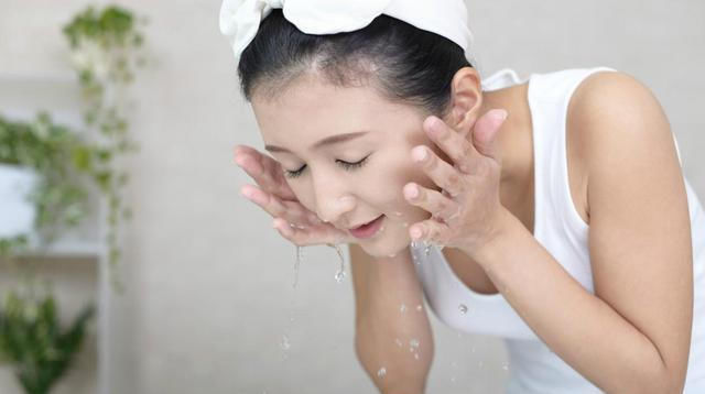  [混合性肤质]早上洗脸要不要用洗面奶呢?很多女生做错了,难怪毛孔越来越粗大