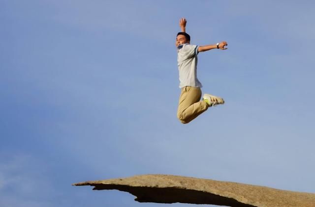 全球最会“骗人”的景区，一块石头拍出的奇观，引无数游客吐槽