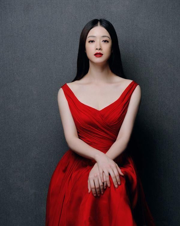 众女星同穿红裙竞美!赵薇霸气俞飞鸿温婉，反观杨幂却早早败下阵