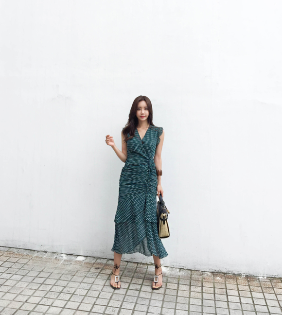 女神孙允珠，青花磨砂苔痕冰水晶玛瑙长裙