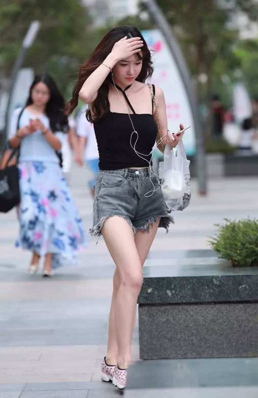 气质小姐姐肤如凝霜尽显楚楚动人，眉清目秀仿若出水之芙蓉