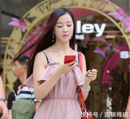 「 姐姐」展现高挑身段，尽显青春迷人气息，街拍：丰腴性感的打底裤小姐姐