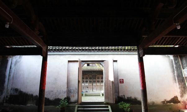 中国最“豪华”建筑，由千根柱子组成，晴不见日雨不湿鞋