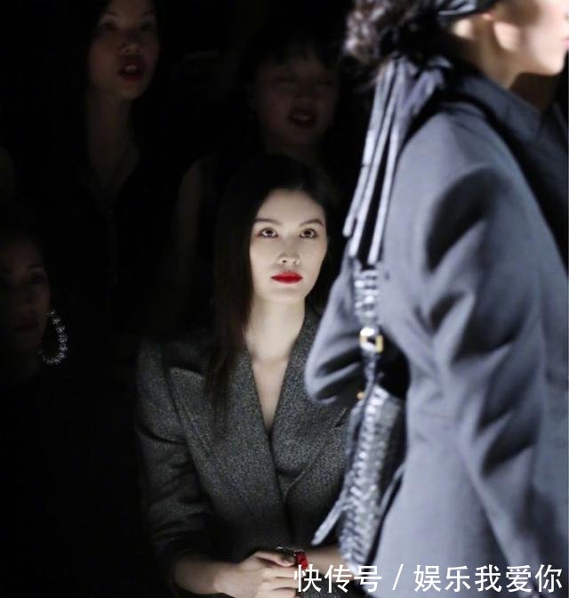 何穗现身时装周看秀，干练西装搭配明艳红唇，气场强，攻气十足