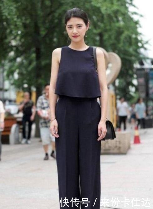 气质■街拍:温柔之至的美女,穿浅蓝色连衣裙,气质温婉动人