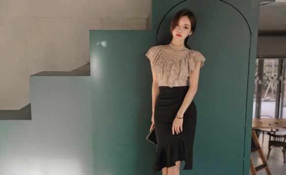 女神孙允珠，荼蘼姜茶浅棕磨砂雕纹刺绣衫