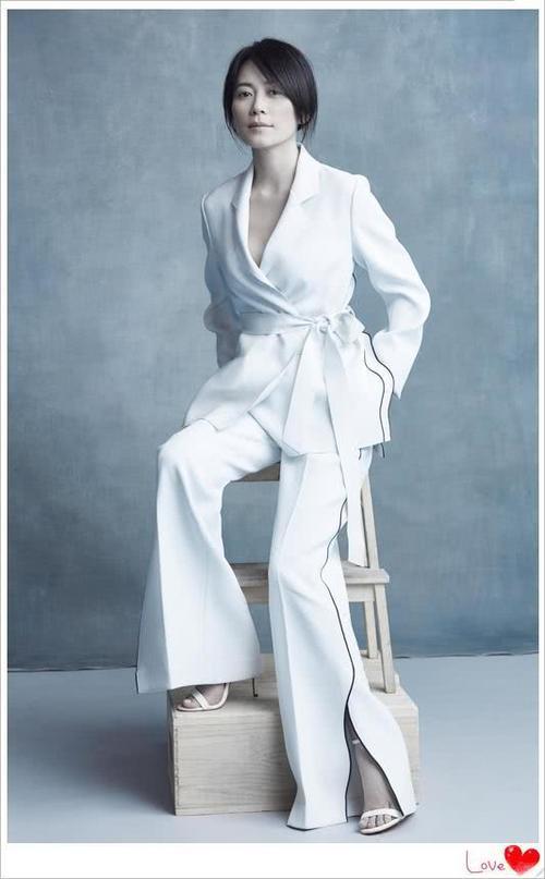 俞飞鸿为显腿长也是拼,牛仔裤提得又高又紧,网友:不怕勒得慌?