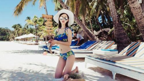 时尚潇洒的泳衣美女，身材曲线凹凸紧致，增添个性时尚感！