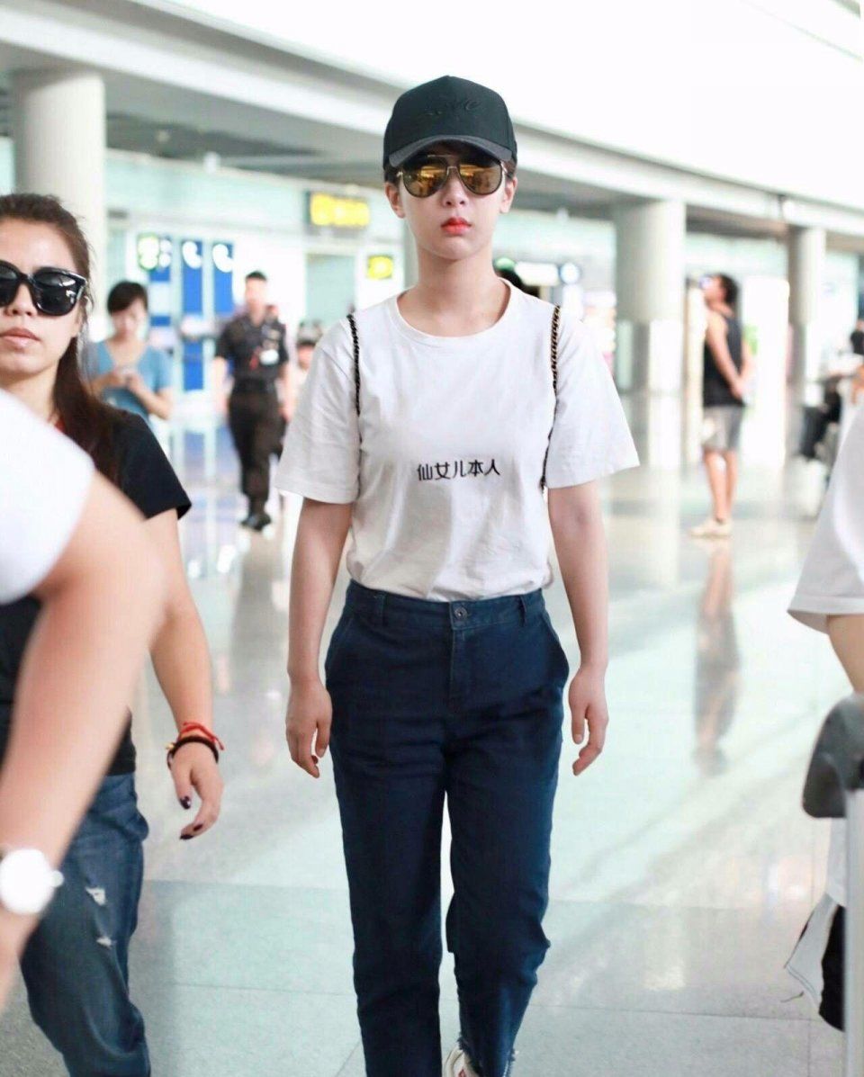 一件显黑的衣服，杨紫穿上身居然会白到反光!网友:底子好!