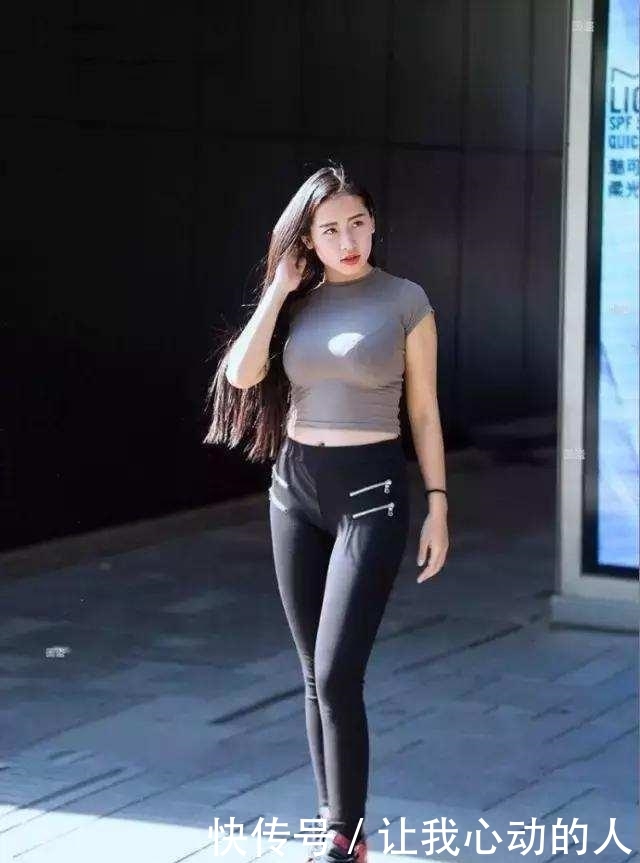「摄影」街拍美图摄影丰腴的30多岁美妇人, t恤被硬撑出了紧身衣效果!