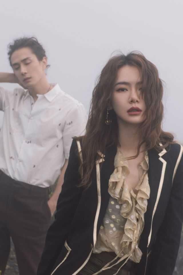 女星撞衫，戚薇极具神秘感，娜扎干练大气，刘嘉玲臃肿老气！