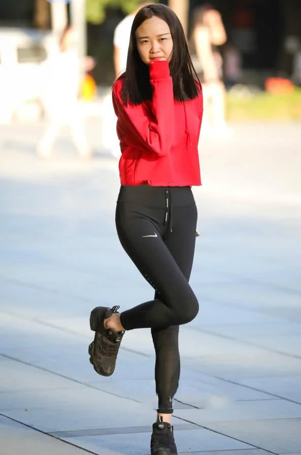 时尚M小姐姐M黑色紧身裤秀出一双修长的美腿，少许的婴儿肥很是吸