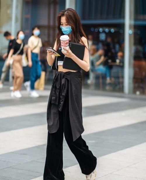 时尚美感|街拍的黑色时尚服饰,有一位美女像忍者!