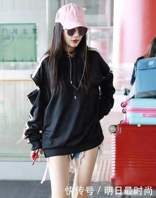 李小璐破烂短裤引争议，36岁的她越来越大胆，和不穿有区别吗