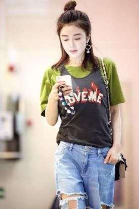 秦岚为了凹造型，短袖外面套背心，网友:素颜出镜心真大