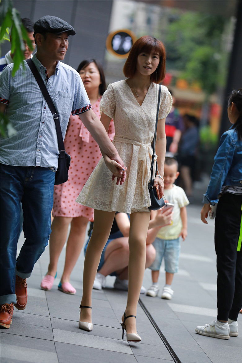 街拍联盟：白色连衣裙搭配肉色丝袜，淑女姐姐示范夏季最佳搭配