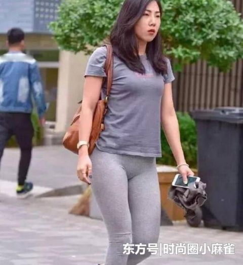 「显得」街拍:匀称身材的小姐姐,搭配打底裤,很有时尚街头感!
