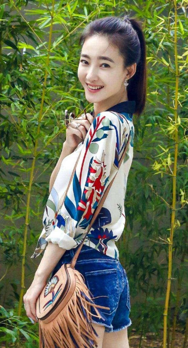 紧身裤简单又不失甜美气息，让整个下半身看起来更为的利落！