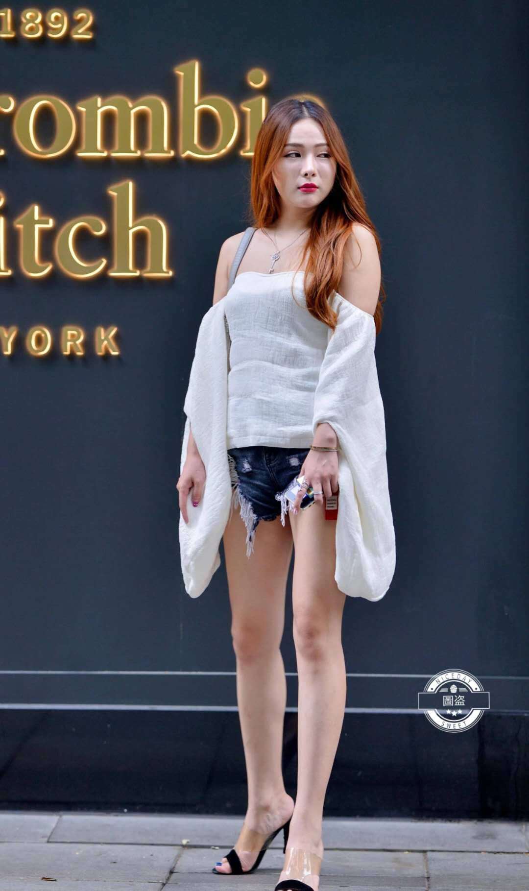 街拍：美女一字肩衬衣小露怡情大露性感 ，显瘦撩人样样在行