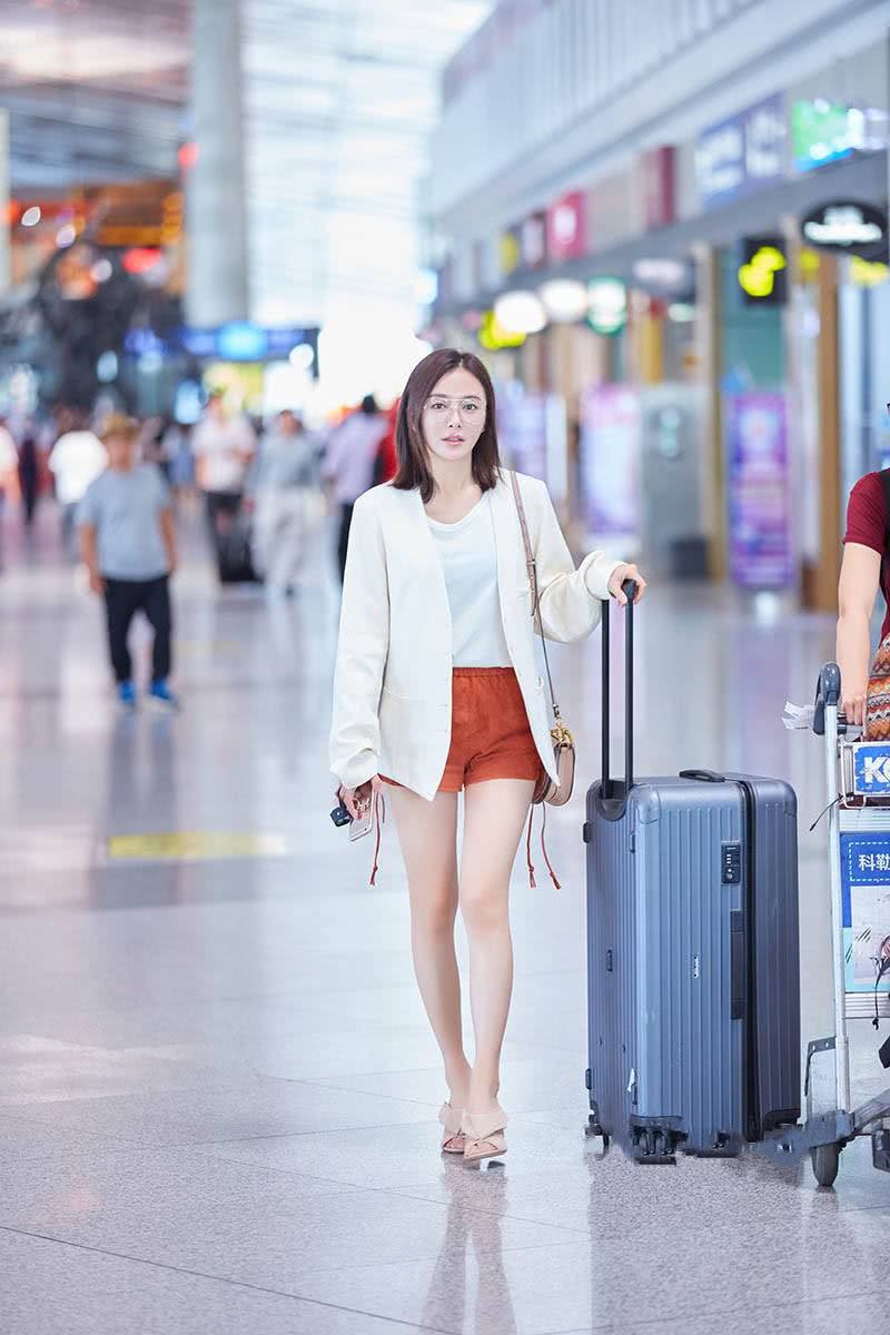 秦岚真拼了！穿白色睡裙竖起腿坐着，竟不穿打底裤，让人眼前一亮