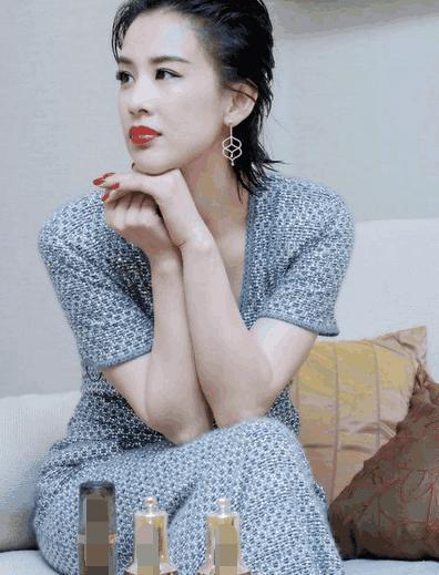 黄圣依为了秀腿, 把裙子剪掉一半就出门, 却意外的时尚!