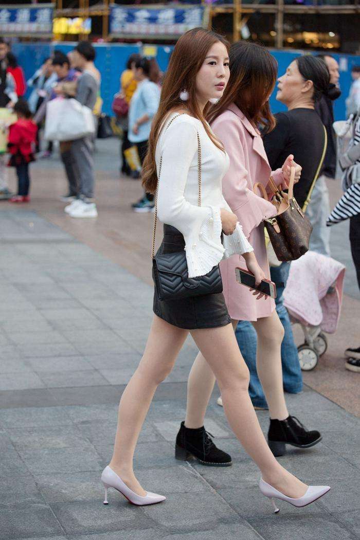 街拍：美女这样穿干净简洁, 气质出众, 人群中随便一看都是焦点