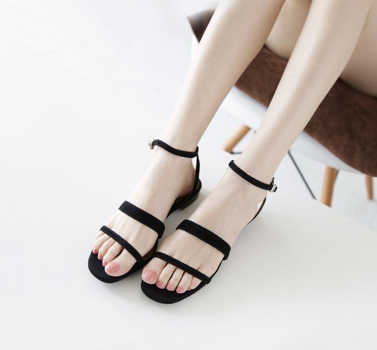 谁说夏天穿连衣裙非要搭高跟鞋？舒适的平底凉鞋衬托玉足更好看