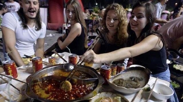 美国游客到成都旅游后，回国这样形容成都：别信中国人的“微辣”