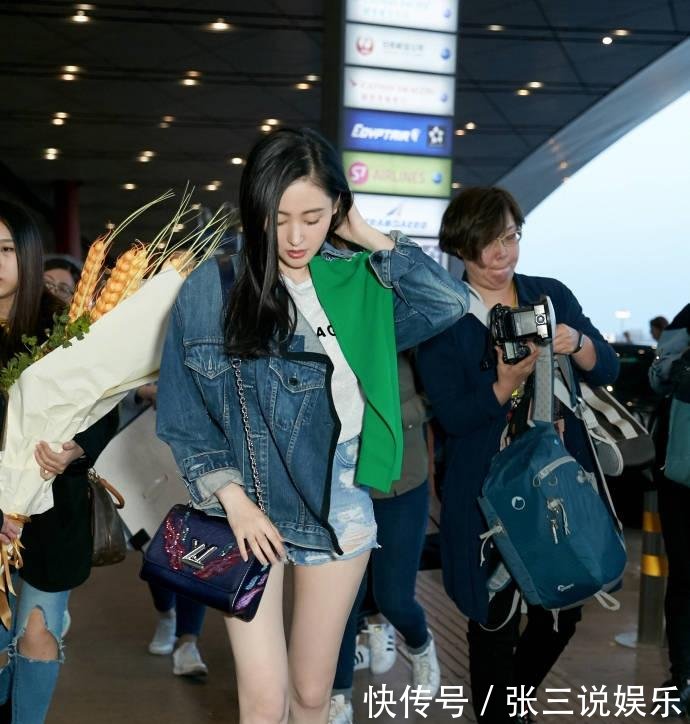 张天爱厉害了! 牛仔裤里面还缝了条“短裤”好奇怎么穿进去的?