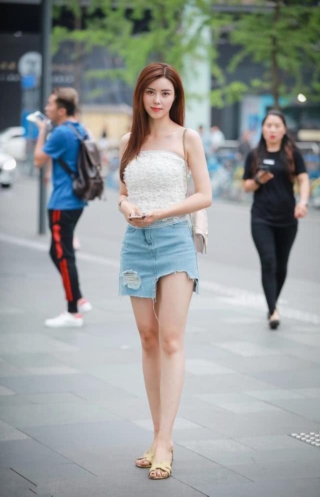 街拍：穿着很个性的小姐姐，摩登帅气不输模特！