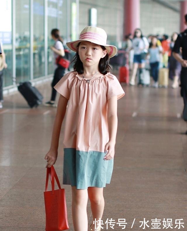 李亚鹏携女儿现身机场，李嫣大长腿亮了，难怪能去时装周走秀！