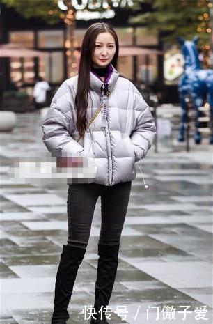 红色:路人街拍,红色上衣和白色笔筒裤的搭配,走在街区很是引人注目