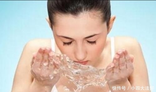 小妙■洗脸别再用洗面奶了,教你一个小妙招,让你的脸越洗越白皙!