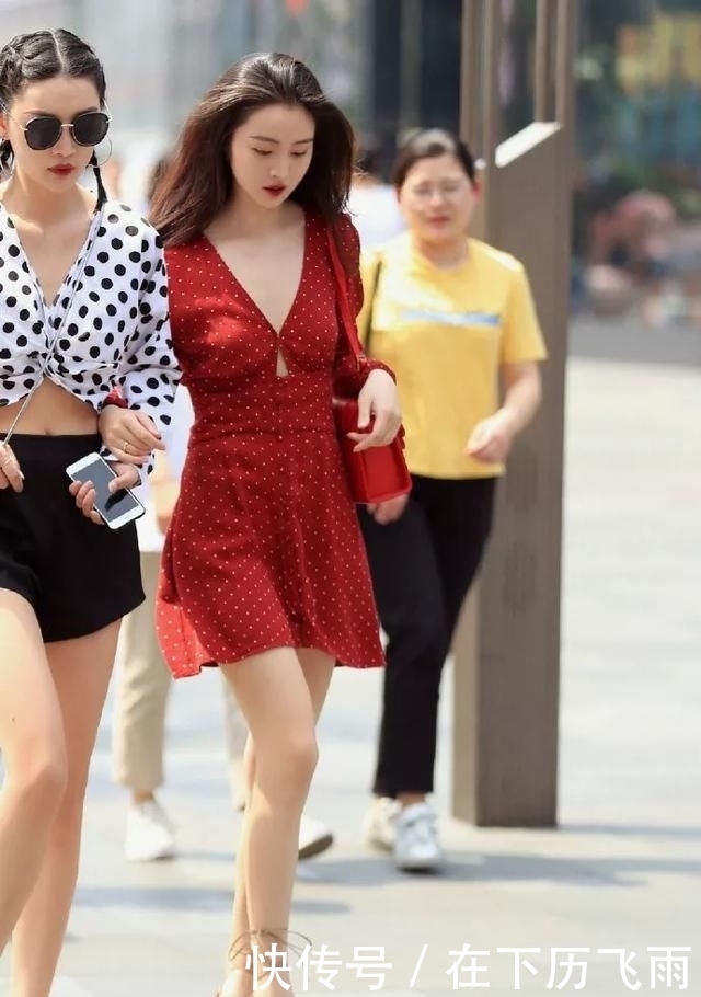  「搭配一双」高跟鞋简约气质，穿出女性的唯美韵味