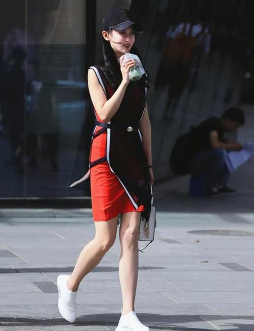  #美女#潮范儿女神来了，街拍：面带笑容的小姐姐，一件黑色短袖配牛仔短裤，青春活力气质
