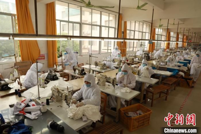  缓解@ 广西企业加紧医用防护物品生产 缓解物资紧缺现状