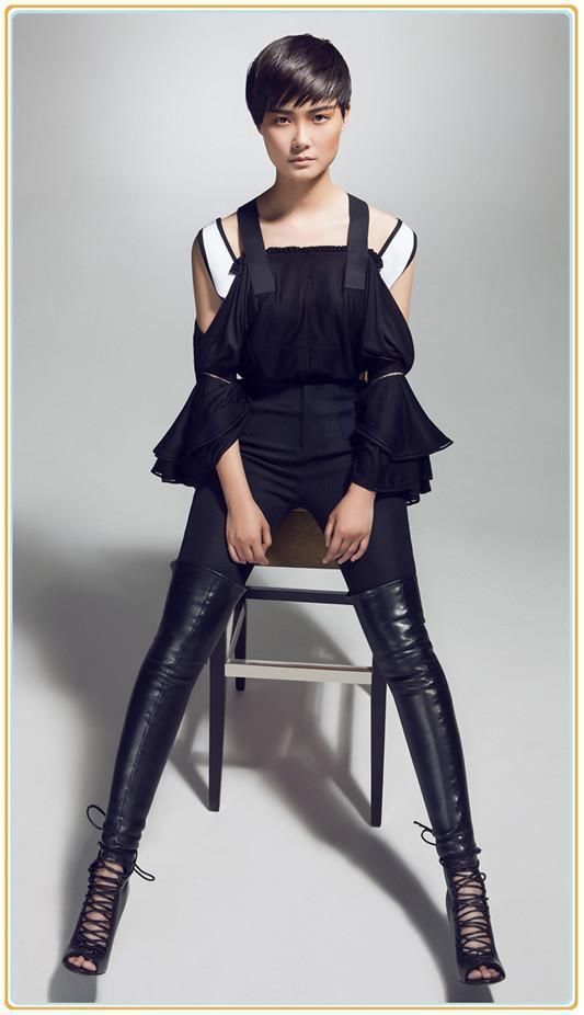 李宇春厉害！只穿一件衬衫就算了，还连解4个扣子，网友：真疯狂