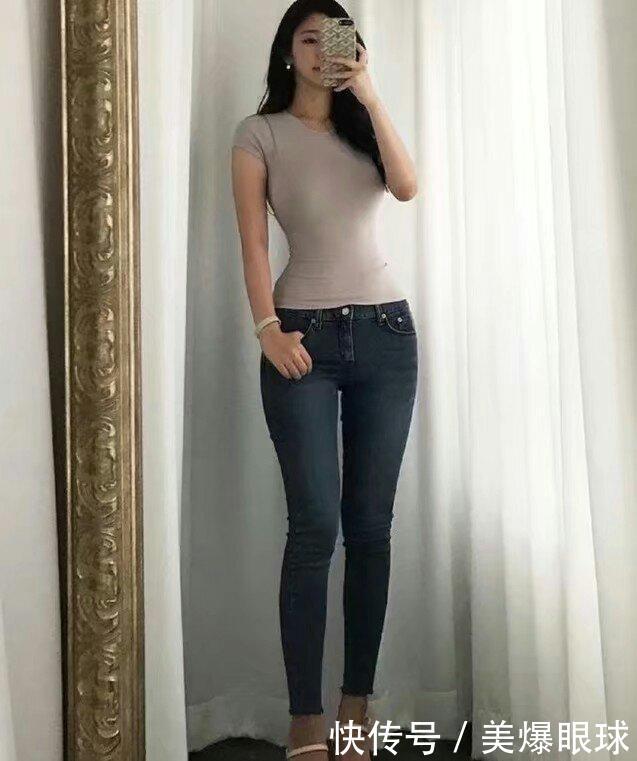 紧身牛仔裤能修身显身材,年轻的妹子们最爱穿,街头吸睛能力超强