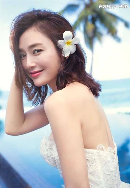 轻熟装扮的秦岚 ，分红肚兜性感十足，网友: 妩媚，太有料了！