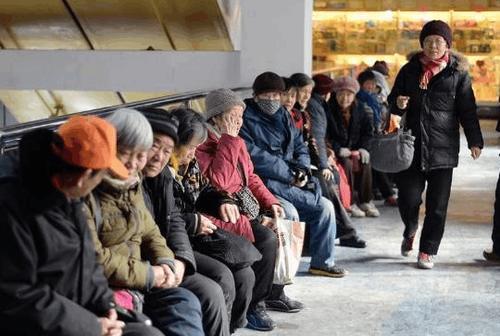 美国女孩在中国, 看到街上的老人后感叹: 他们好像不属于这个时代