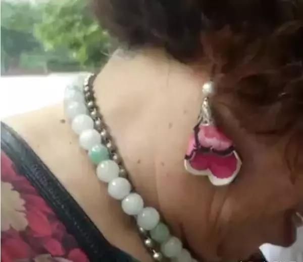 75岁奶奶每天化妆2小时，还去韩国整容，网友：这么穿不怕被“抢