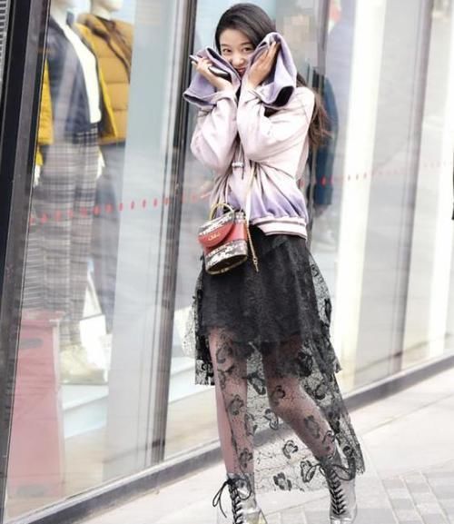 『气质』街拍:名嫒美姝的美女,一条墨绿色的连衣裙,时尚魅力气质十足