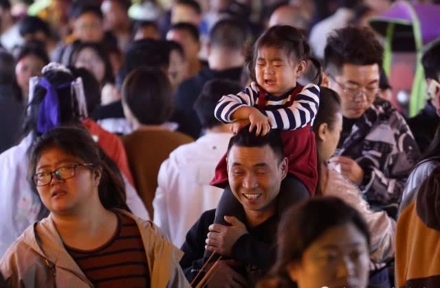 游客扎堆逛街场面壮观,有人一小时仅走200米,多名孩子被挤哭