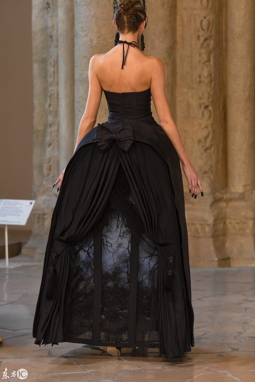 开放的国家真好蒙面美女，衣服穿成这样都能在街上走