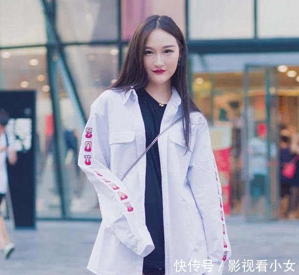 街拍紧身背心搭配短裤，曲线迷人的小姐姐，微微一笑倾国倾城！