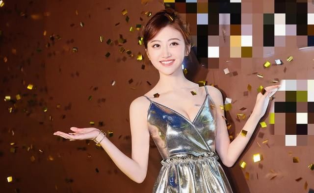 29岁的景甜穿衣太大胆，内裤外穿大秀美腿，张继科你不管管吗？