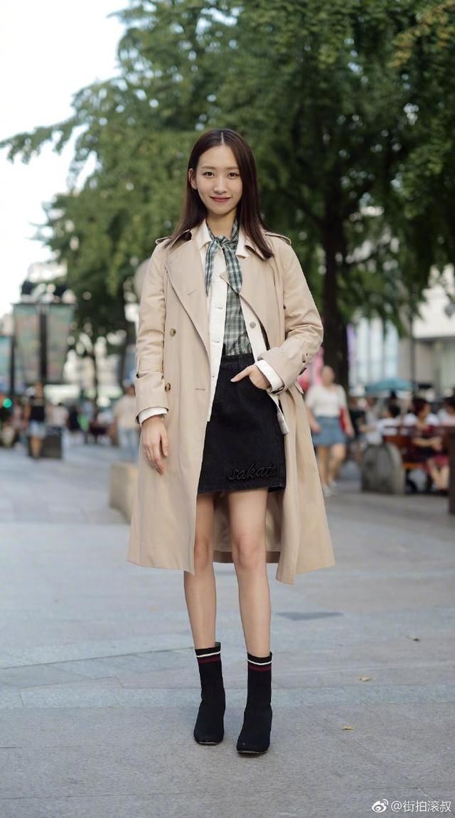为什么漂亮女人秋天要穿风衣？看完她们的搭配或许一切都明白了！
