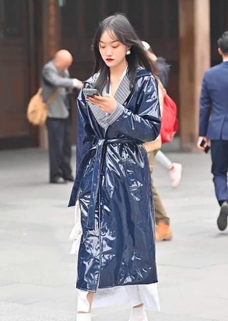 『天蓝色』养眼女神街拍:月貌花容的美女,一件天蓝色上衣配牛仔阔腿裤,时尚唯美