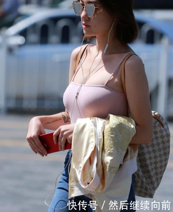 姐姐今天穿一件粉丝的小吊带上衣，优雅有气质